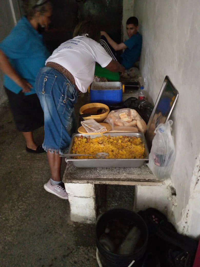 Voluntarios preparando alimentos