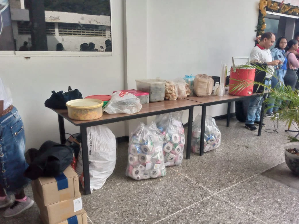 Mesa de una jornada solidaria