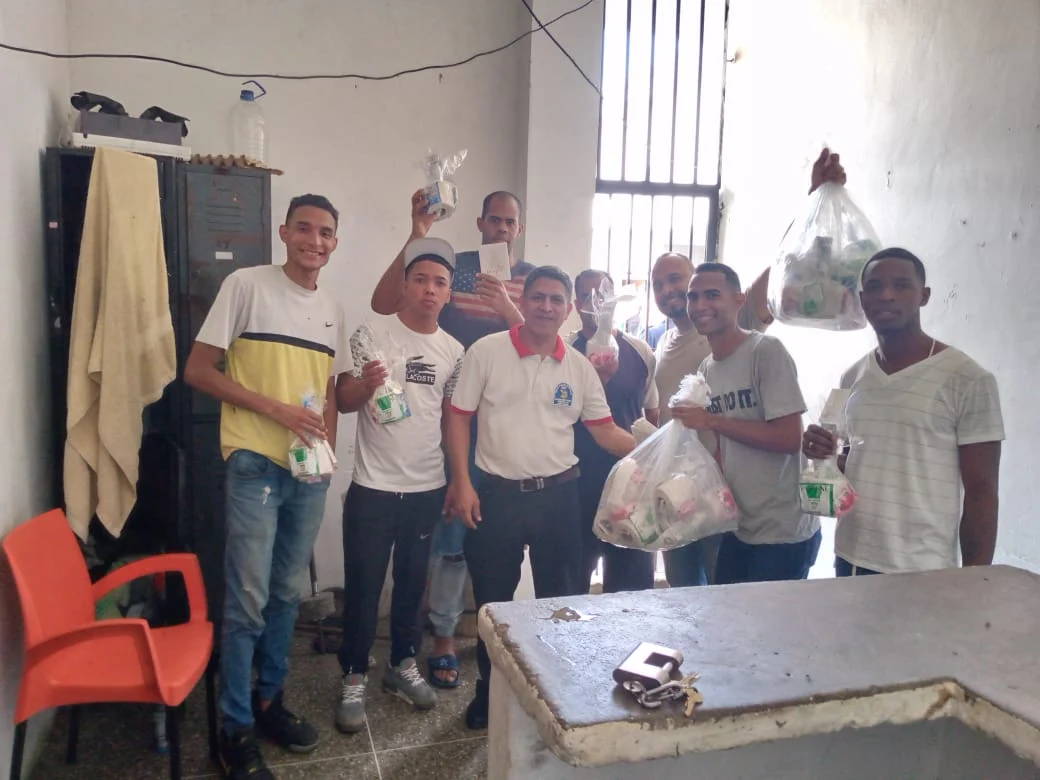 Integrantes de la fundación durante una jornada de ayuda